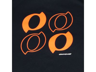 胸のオーバルモチーフと背中ONYONEロゴがシンプルでありながら存在感をアピール。