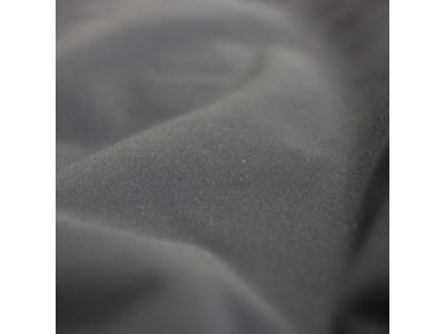 防風・撥水でありながらストレッチ性のある運動性、快適性を向上させた素材。