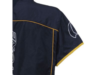 ショルダー丈にすることにより、肩の可動域、バタつきを抑えます。