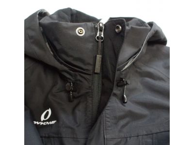 笛引手：エマージェンシーホイッスル機能付きのフロントファスナープル。