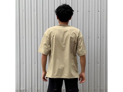 ボックスシルエットでゆとりのあるサイズ感