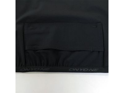 内側にはストレッチ性の高いバックポケットを採用