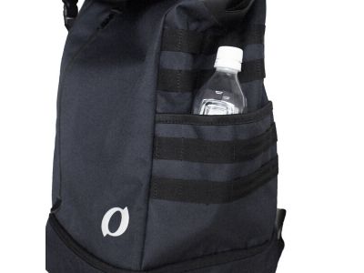 ドリンクの収納に便利な大きめのサイドポケット