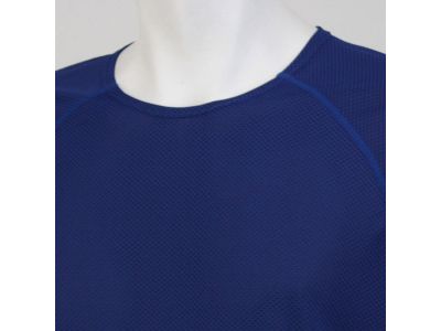 通気性、快適性を向上させたフリーネック衿/衿元をストレスフリーにし、着用感覚のない自然な状態にします。