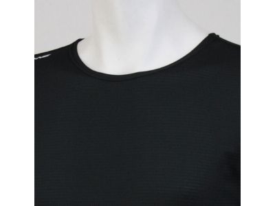 通気性、快適性を向上させたフリーネック衿/衿元をストレスフリーにし、着用感覚のない自然な状態にします。