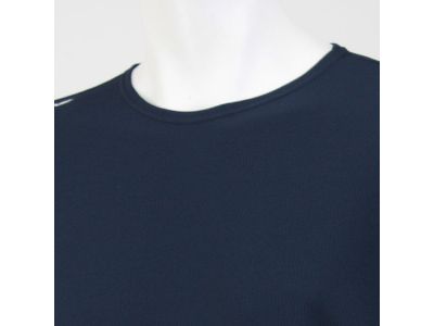 通気性、快適性を向上させたフリーネック衿/衿元をストレスフリーにし、着用感覚のない自然な状態にします。