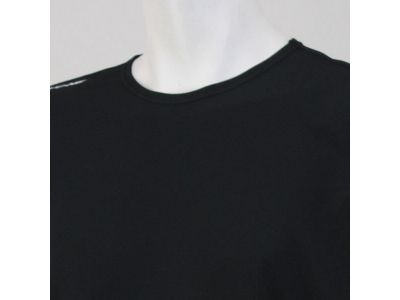 通気性、快適性を向上させたフリーネック衿/衿元をストレスフリーにし、着用感覚のない自然な状態にします。