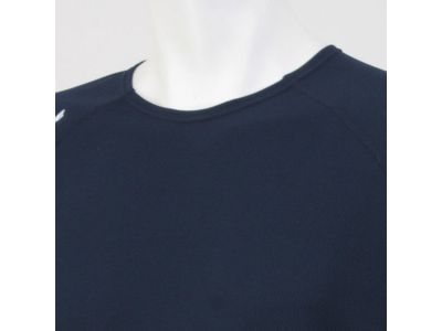 通気性、快適性を向上させたフリーネック衿/衿元をストレスフリーにし、着用感覚のない自然な状態にします。