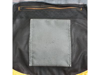 汗や雨に濡らしたくない物を収納するのに適しています。