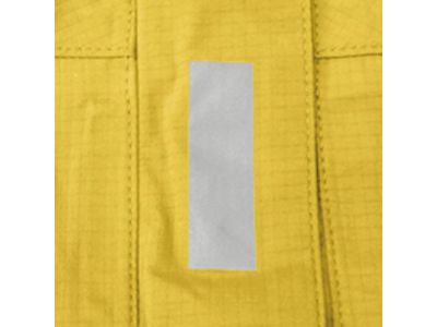 全ての方向360度からの視認性を確保する為に、各所に車のライトに反射する再帰反射テープ、プリントを配置。