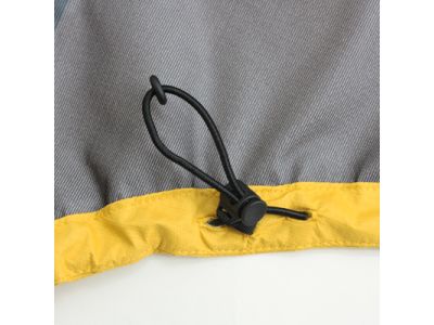 両裾に備え付けられたドローコード。裾口からの雨水の侵入や保温性を向上します。