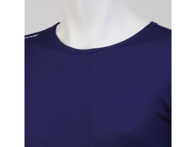 通気性、快適性を向上させたフリーネック衿/衿元をストレスフリーにし、着用感覚のない自然な状態にします。