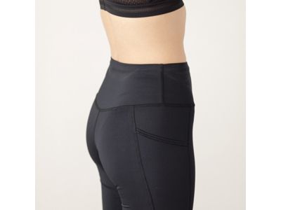 お腹周りを広く包み込み、体に優しくフィットします。