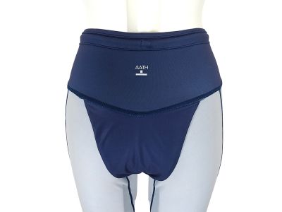 クロッチは股下前から腰の切替まで長めに配置、後ろ漏れガード設計