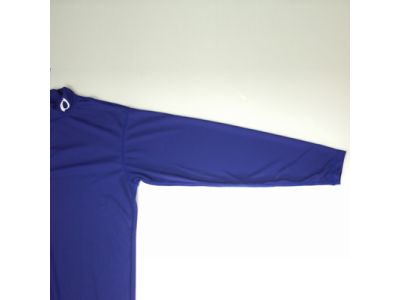 タイローカット：長袖シャツが投球時に邪魔にならないように肩から手首に近づくにつれてフィットするシルエットを採用しました。