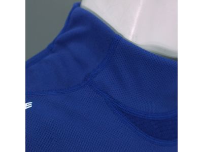 衿脇部分を別パーツにする事で首周りの収縮が容易になり着脱しやすく、首周りの違和感が軽減されます。