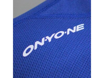 右肩部分にONYONEロゴ（プリント）。