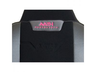 首元の部分にAATHの刺繍入り