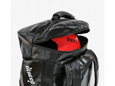 伸縮性のあるネオプレーンで仕切られたサブポケットにはヘルメット等も収納可能