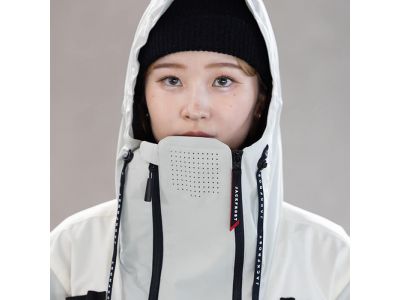 衿前に息が抜けるレーザーカットベンチレーションホール