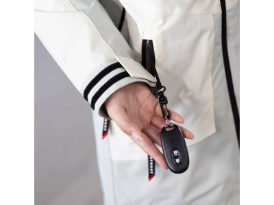 右脇ファスナーポケット内にキーフックを装備