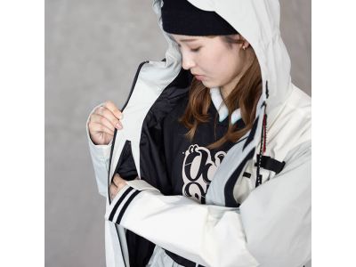 右前身裏にファスナーポケットを装備