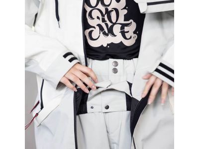 雪や風の浸入を軽減するパウダーガードを装備