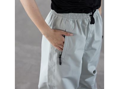 両脇にファスナーポケット。