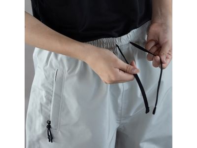 ウエストの紐で調整可能。