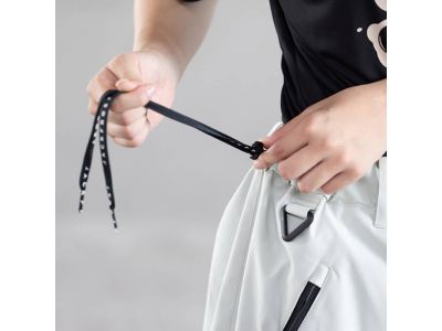 両脇でウエストの調節が可能。