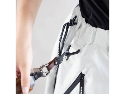 グローブやパスケースなどをひっかけるのに便利なリングを装備。