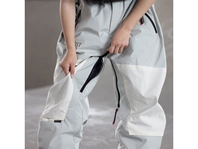 ウェア内の熱を逃がすベンチレーションを股下に装備。