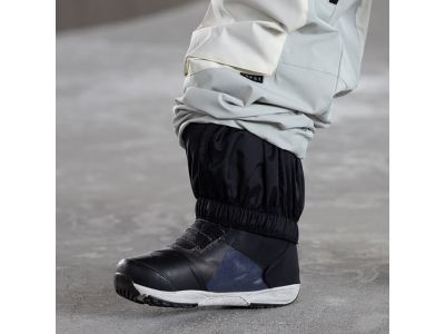 雪の浸入を防ぐゲーターを装備。